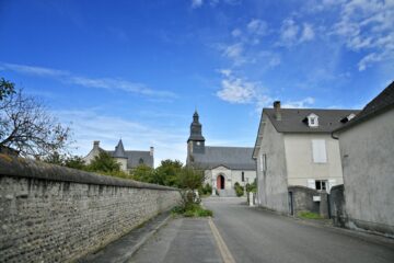 Vue du centre d'Abos, commune très rurale avec son église