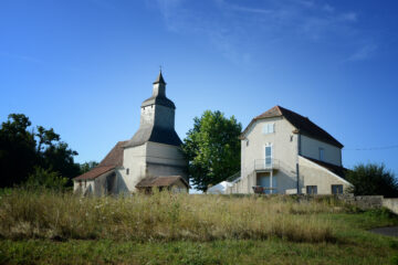 Vue d'un côté de la commune d'Arnos, commune très rurale avec sa vieille église et une maison ancienne mais bien entretenue.