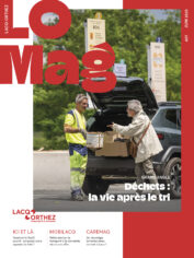 Page de garde du LO Mag de juin 2025 avec une photo d'un agent de déchetterie échangeant avec une habitant sur ses déchets dans le coffre de la voiture, la photo représentant la thématique déchets.